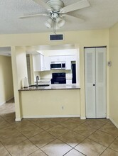 1130 Lake Shore Dr, Unit 101 in Lake Park, FL - Foto de edificio - Building Photo