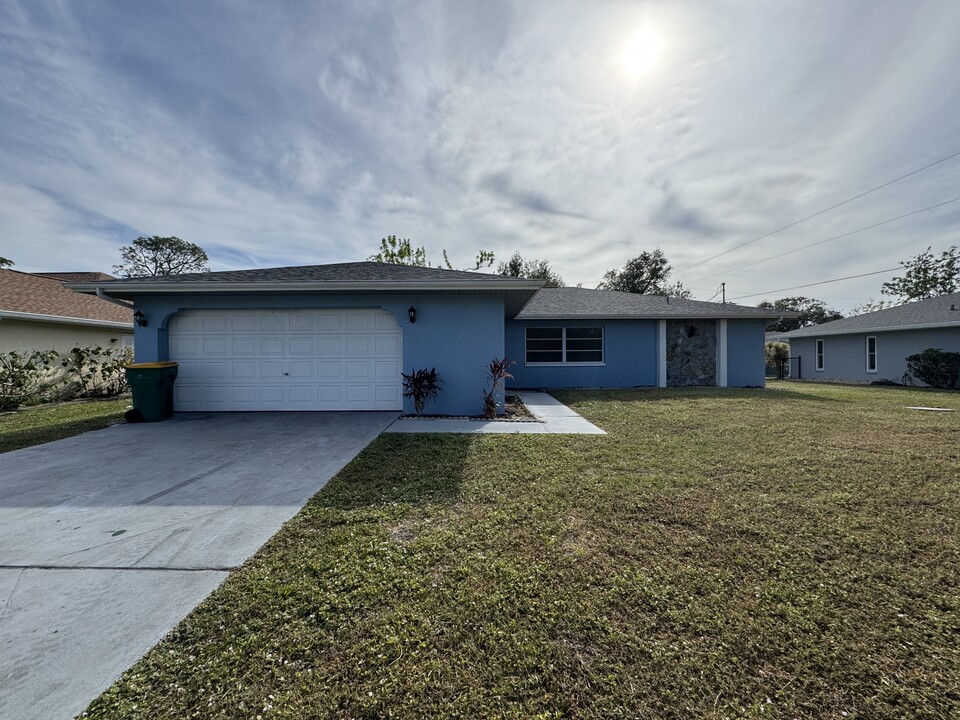 825 Dolphin Ave NW in Port Charlotte, FL - Building Photo