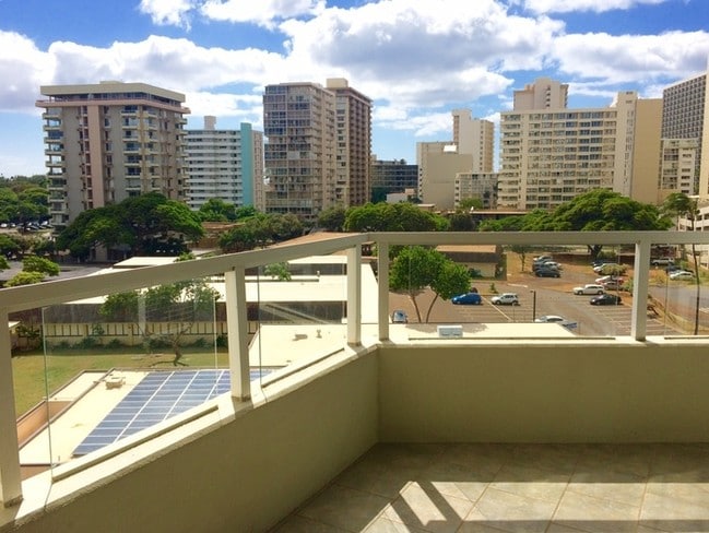 2600 Pualani Way-Unit -703 in Honolulu, HI - Building Photo - Building Photo