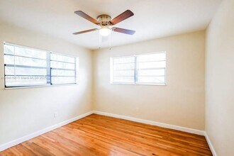 1120 NE 160th St in North Miami Beach, FL - Building Photo - Building Photo