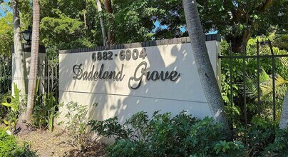 6890 N Kendall Dr, Unit B204 in Pinecrest, FL - Building Photo - Building Photo