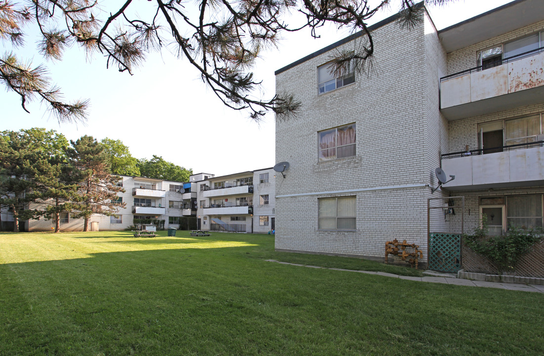 Keele Apartments in Toronto, ON - Building Photo