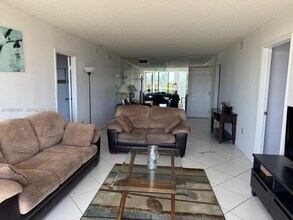 3675 N Country Club Dr, Unit 508 in Aventura, FL - Building Photo - Building Photo