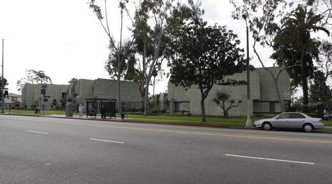 St Andrews Gardens in Los Angeles, CA - Building Photo - Building Photo