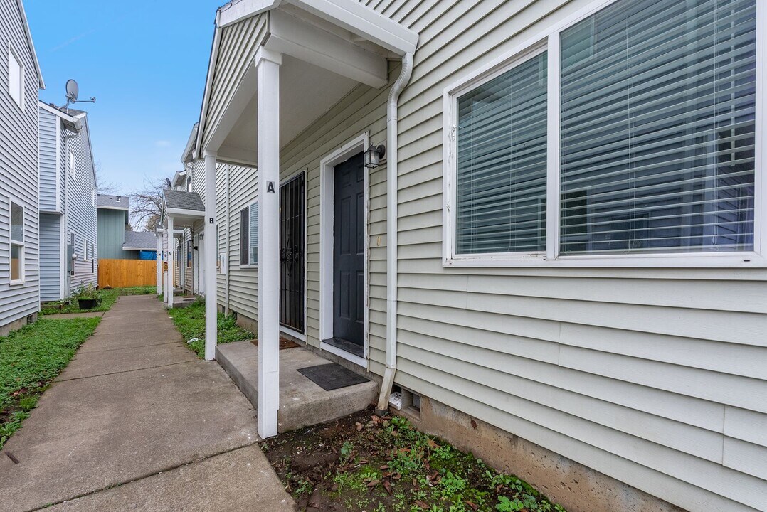 2338 SE 89th Ave in Portland, OR - Building Photo