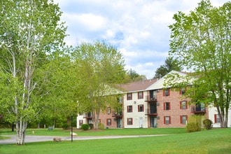 Oak Creek Apartments in Concord, NH - Foto de edificio - Building Photo