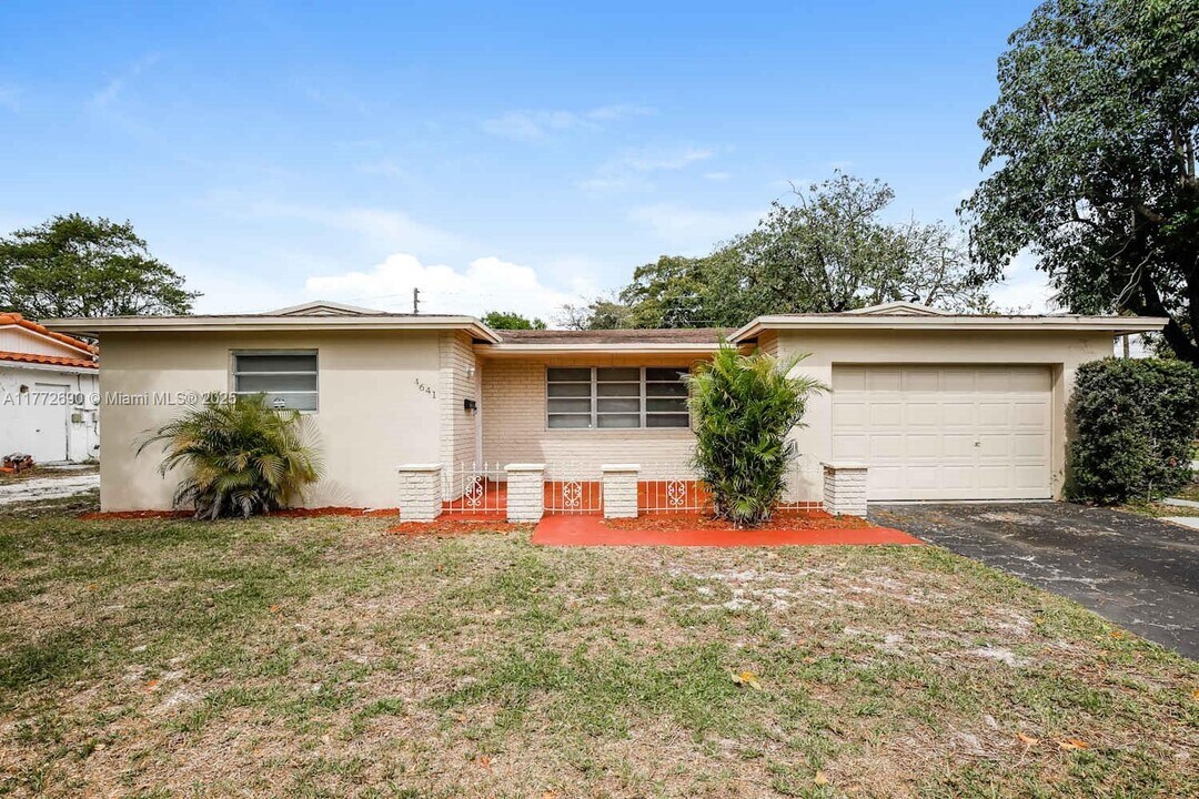 4641 NW 7th Dr in Plantation, FL - Building Photo