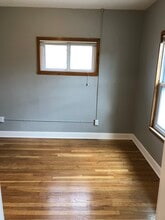 426 Clinton St, Unit Upper in Wyandotte, MI - Foto de edificio - Building Photo