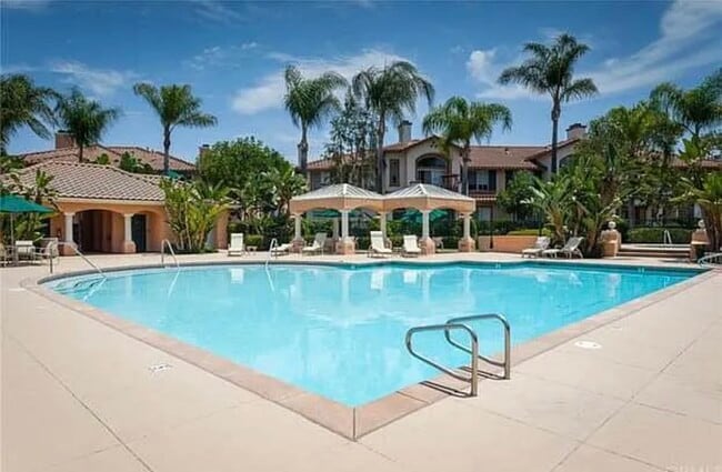 3301 Ladrillo Aisle