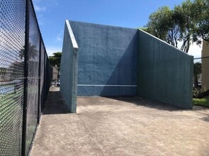 10249 NW 9th Street Cir in Miami, FL - Foto de edificio - Building Photo