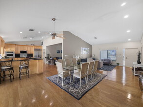 1598 SW 19th St in Boca Raton, FL - Foto de edificio - Building Photo