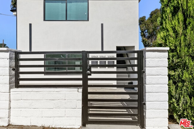 10943 Christine Way in Los Angeles, CA - Building Photo - Building Photo