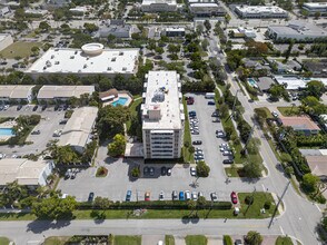 1831 NE 38th St in Fort Lauderdale, FL - Foto de edificio - Building Photo