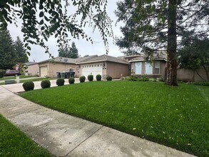 1421 E Mesa Ct in Visalia, CA - Building Photo - Building Photo