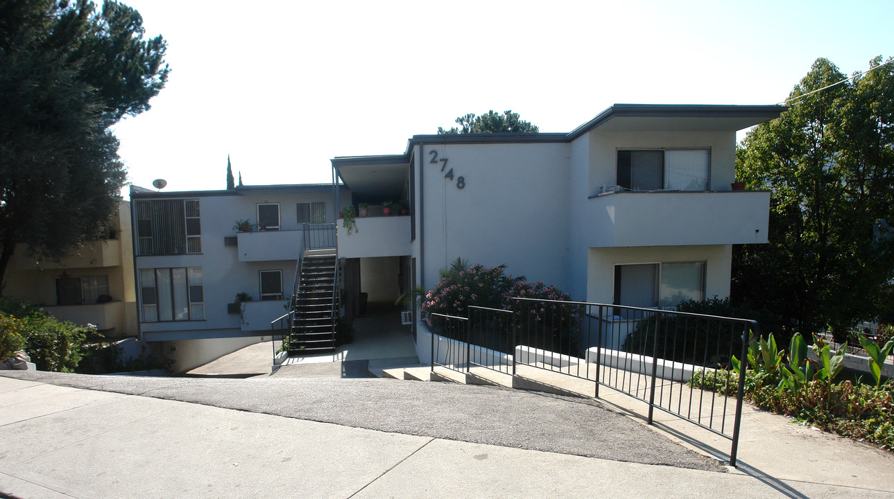 2748 Montrose Ave in Montrose, CA - Building Photo