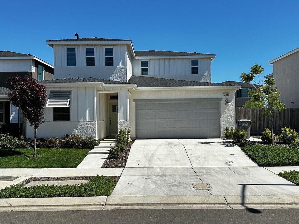 2458 Fidalgo Way in Merced, CA - Building Photo
