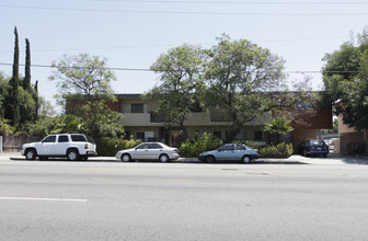 7524 Vineland Ave in Sun Valley, CA - Building Photo - Building Photo