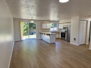 795 Woodland Acres Ln in Eugene, OR - Building Photo - Building Photo