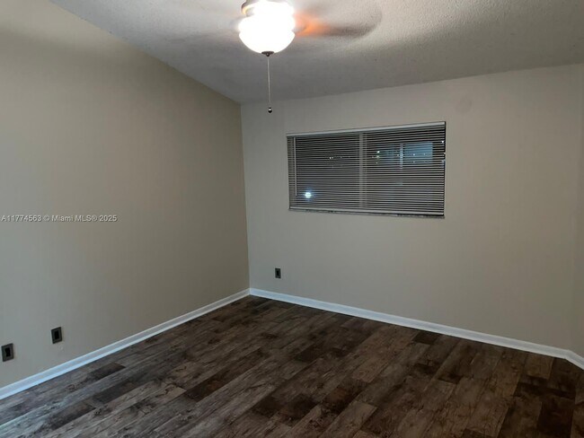 3453 NW 44th St in Lauderdale Lakes, FL - Building Photo - Building Photo