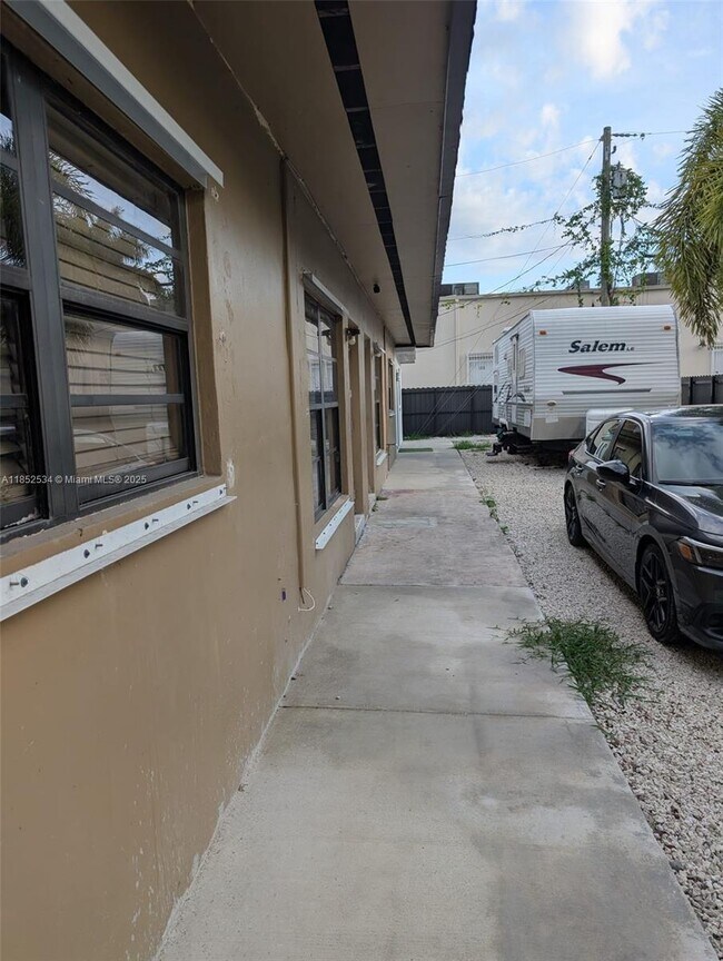 633 NW 1st St in Homestead, FL - Foto de edificio - Building Photo