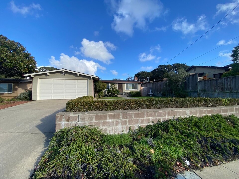 1116 Isabelle Ct in Seaside, CA - Building Photo