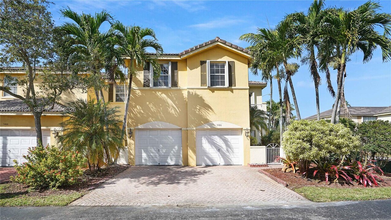 5486 NW 112th Path in Doral, FL - Building Photo