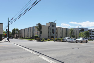14800 Roscoe Blvd in Panorama City, CA - Building Photo