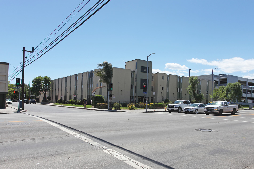 14800 Roscoe Blvd in Panorama City, CA - Foto de edificio