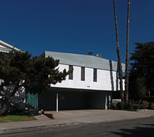 425 E Cypress Ave in Burbank, CA - Foto de edificio - Building Photo