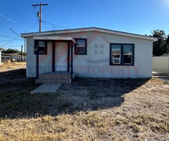 1108 W Stevens St in Carlsbad, NM - Building Photo