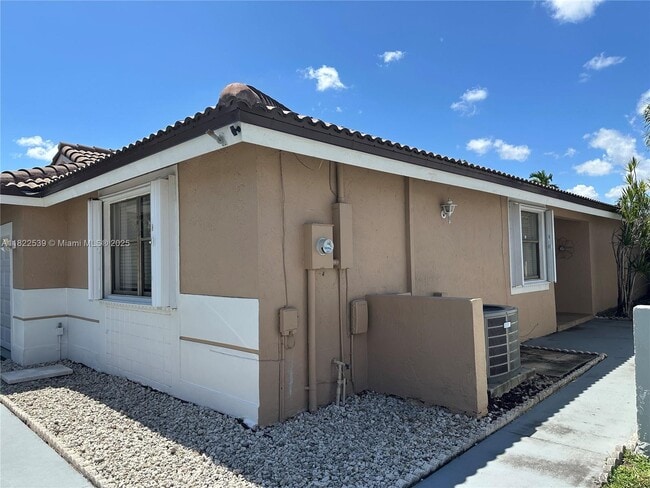 15043 Brighton Ln in Davie, FL - Building Photo - Building Photo