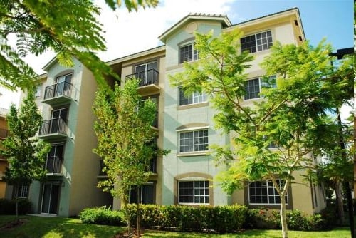 Harbour Cove Apartments in Hallandale Beach, FL - Building Photo - Building Photo