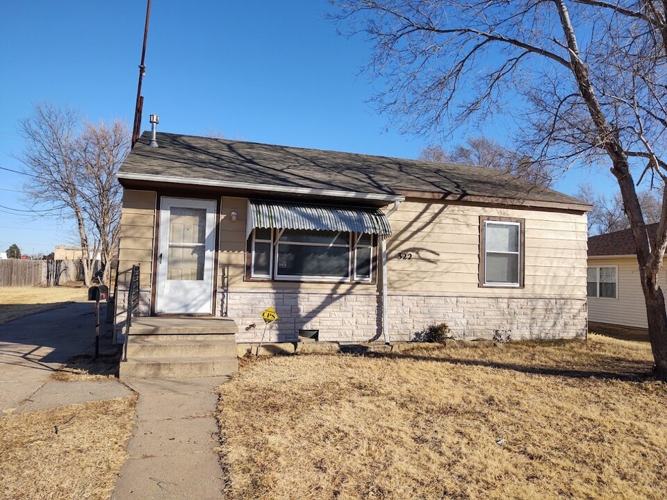 322 E 7th St in Hoisington, KS - Building Photo