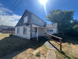 1836 Myrtle St in North Bend, OR - Building Photo