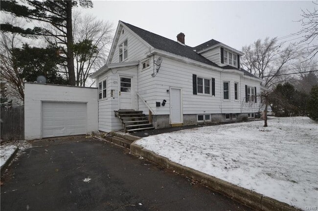206 E Molloy Rd in Mattydale, NY - Building Photo - Building Photo