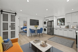 2422 Meadowvale Ave in Los Angeles, CA - Building Photo