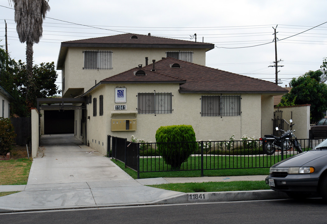 11841 Gale Ave in Hawthorne, CA - Building Photo