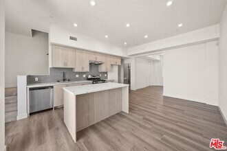 1200 N Orange Grove Ave in West Hollywood, CA - Building Photo - Building Photo