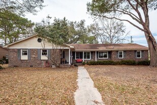 1240 Oakcrest Dr in Charleston, SC - Building Photo