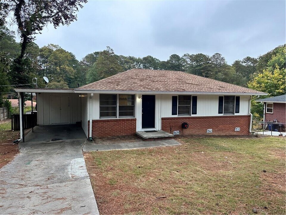 595 Lyle Dr SE in Marietta, GA - Foto de edificio