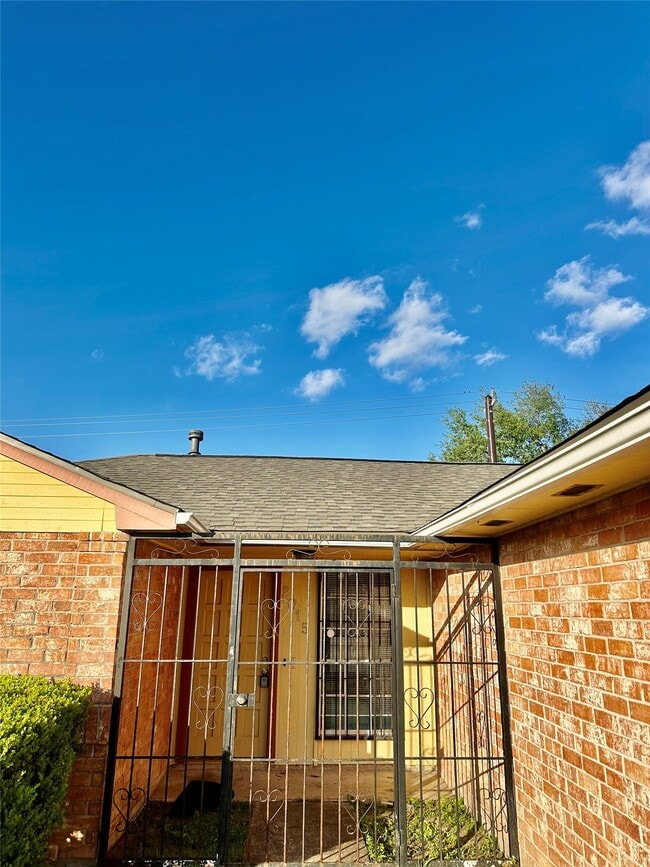 property at 2015 Lazy Ln