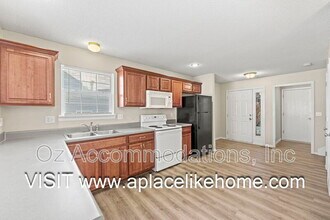 2216 SW Rambling Vine Rd in Lee's Summit, MO - Building Photo - Building Photo