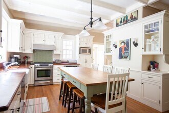 62 Pond Rd in Wellesley, MA - Building Photo - Building Photo