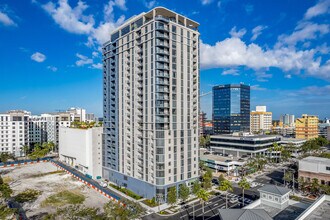 EVO APARTMENTS in St. Petersburg, FL - Foto de edificio - Building Photo