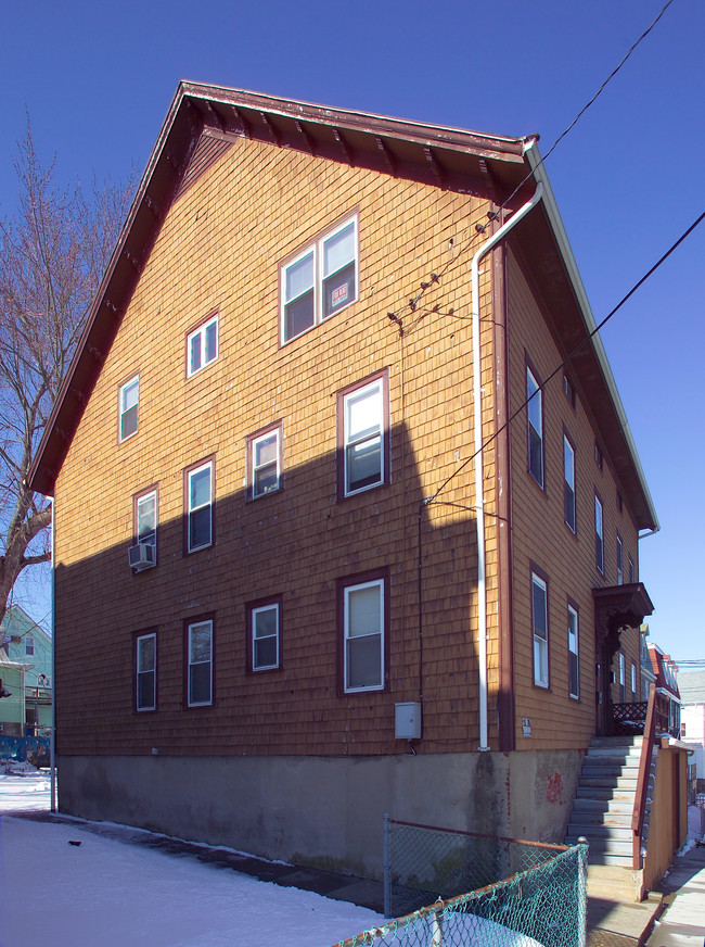 539 4th St in Fall River, MA - Foto de edificio - Building Photo