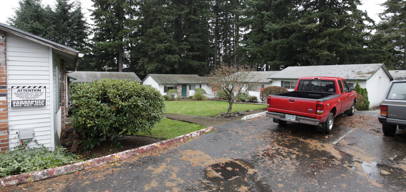 Alpine Village in Sandy, OR - Foto de edificio