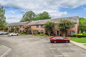 Colonial Point Apartments in Gloucester Point, VA - Foto de edificio - Building Photo