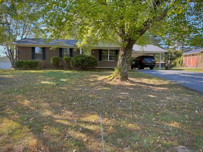 597 Bluebird Dr in Russell Springs, KY - Foto de edificio - Building Photo