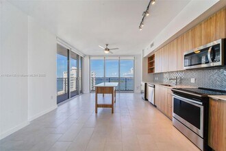 2150 N Bayshore Dr, Unit 1701 in Miami, FL - Building Photo - Building Photo