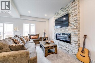 16 Dayman Dr in Hamilton, ON - Building Photo - Building Photo